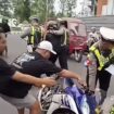 Diduga takut kena tilang operasi tertib lantas, seorang pelajar nekat terobos penjaga, hingga seorang wanita polwan lalu lintas tertabrak jatuh tertimpa motor pelaku, di depan alunalun Lumajang, Senin 26 Oktober 2026. Foto: instagram@kabar pasuruan