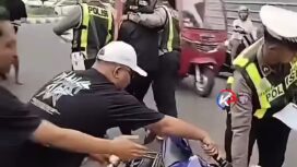 Diduga takut kena tilang operasi tertib lantas, seorang pelajar nekat terobos penjaga, hingga seorang wanita polwan lalu lintas tertabrak jatuh tertimpa motor pelaku, di depan alunalun Lumajang, Senin 26 Oktober 2026. Foto: instagram@kabar pasuruan