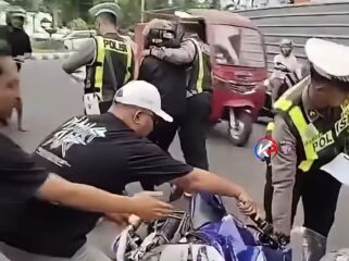 Diduga takut kena tilang operasi tertib lantas, seorang pelajar nekat terobos penjaga, hingga seorang wanita polwan lalu lintas tertabrak jatuh tertimpa motor pelaku, di depan alunalun Lumajang, Senin 26 Oktober 2026. Foto: instagram@kabar pasuruan