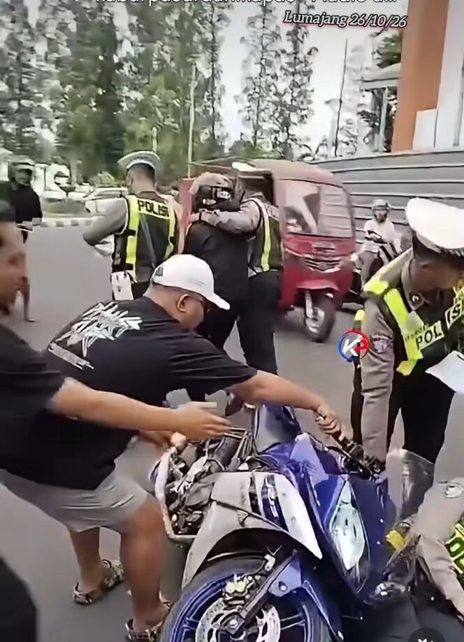 
					Diduga takut kena tilang operasi tertib lantas, seorang pelajar nekat terobos penjaga, hingga seorang wanita polwan lalu lintas tertabrak jatuh tertimpa motor pelaku, di depan alunalun Lumajang, Senin 26 Oktober 2026. Foto: instagram@kabar pasuruan