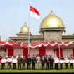 Bupati Jombang, H Warsubi serahkan penghargaan dan beasiswa kepada pemuda pelopor dan berprestasi, dalam upacara Hari Sumpah Pemuda di lapangan pemkab Jombang, Rabu 28 Oktober 2026. Foto: jombangkab.go.id