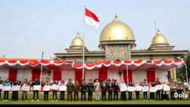 Bupati Jombang, H Warsubi serahkan penghargaan dan beasiswa kepada pemuda pelopor dan berprestasi, dalam upacara Hari Sumpah Pemuda di lapangan pemkab Jombang, Rabu 28 Oktober 2026. Foto: jombangkab.go.id