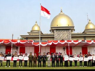 Bupati Jombang, H Warsubi serahkan penghargaan dan beasiswa kepada pemuda pelopor dan berprestasi, dalam upacara Hari Sumpah Pemuda di lapangan pemkab Jombang, Rabu 28 Oktober 2026. Foto: jombangkab.go.id