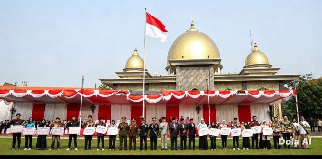 
					Bupati Jombang, H Warsubi serahkan penghargaan dan beasiswa kepada pemuda pelopor dan berprestasi, dalam upacara Hari Sumpah Pemuda di lapangan pemkab Jombang, Rabu 28 Oktober 2026. Foto: jombangkab.go.id