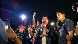 Sri Sultan Hamengku Buwono X, Kamis dini hari, 29 Oktober 2026, turun tangan meredam amuk masa di depan Polda DIY. Foto: Ist