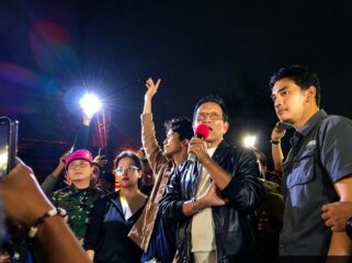 Sri Sultan Hamengku Buwono X, Kamis dini hari, 29 Oktober 2026, turun tangan meredam amuk masa di depan Polda DIY. Foto: Ist