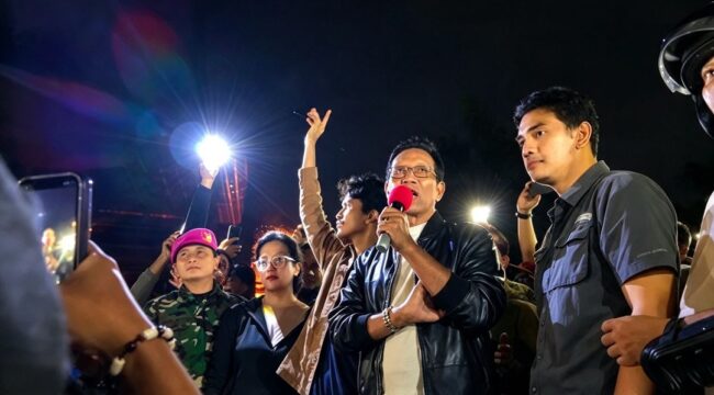 Sri Sultan Hamengku Buwono X, Kamis dini hari, 29 Oktober 2026, turun tangan meredam amuk masa di depan Polda DIY. Foto: Ist