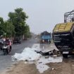 Koordinator Operasi BPBD Jombang, Peppy memberi apresiasi kepada warga Plumbon Gambang yang secara sukarela membantu padamkan api, saat truk angkut bunga anggrek, Kamis, 29 Oktober 2026. Foto: instagram@wargajombang
