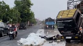 Koordinator Operasi BPBD Jombang, Peppy memberi apresiasi kepada warga Plumbon Gambang yang secara sukarela membantu padamkan api, saat truk angkut bunga anggrek, Kamis, 29 Oktober 2026. Foto: instagram@wargajombang