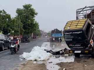 Koordinator Operasi BPBD Jombang, Peppy memberi apresiasi kepada warga Plumbon Gambang yang secara sukarela membantu padamkan api, saat truk angkut bunga anggrek, Kamis, 29 Oktober 2026. Foto: instagram@wargajombang