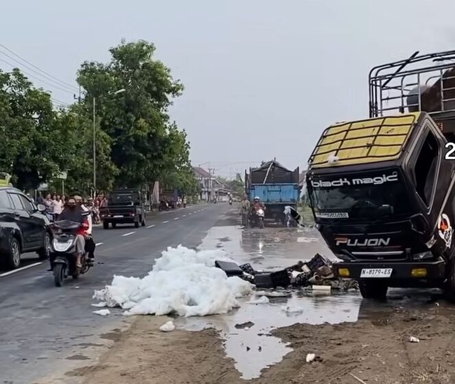 
					Koordinator Operasi BPBD Jombang, Peppy memberi apresiasi kepada warga Plumbon Gambang yang secara sukarela membantu padamkan api, saat truk angkut bunga anggrek, Kamis, 29 Oktober 2026. Foto: instagram@wargajombang
