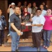 Ketuan Umum Apindo Jombang, Drs Fatchur Rohman serahkan pengumpulan dana sawetan bersama terkumpul Rp14 juta, untul membangun rumah janda Sulasih, warga Dusun Sambong Duran, Kecamatan Jombang. Foto: kredonews.com/ sri muryanto