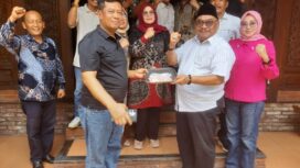 Ketuan Umum Apindo Jombang, Drs Fatchur Rohman serahkan pengumpulan dana sawetan bersama terkumpul Rp14 juta, untul membangun rumah janda Sulasih, warga Dusun Sambong Duran, Kecamatan Jombang. Foto: kredonews.com/ sri muryanto