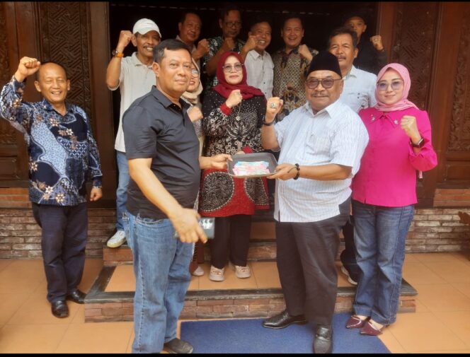 
					Ketuan Umum Apindo Jombang, Drs Fatchur Rohman serahkan pengumpulan dana sawetan bersama terkumpul Rp14 juta, untul membangun rumah janda Sulasih, warga Dusun Sambong Duran, Kecamatan Jombang. Foto: kredonews.com/ sri muryanto