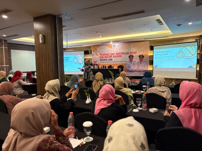
					Foto: Istimewa
Pelaku usaha kuliner mengikuti Pelatihan dan Sertifikasi Kompetensi Badan Nasional Sertifikasi Profesi (BNSP) Sub Sektor Kuliner Skema Okupasi Cook.