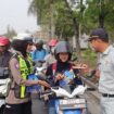 Foto:Istimewa
Petugas memberikan coklat gratis kepada pengguna jalan yang dinilai tertib.