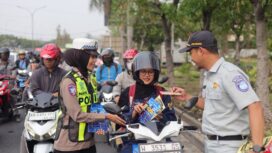 Foto:Istimewa
Petugas memberikan coklat gratis kepada pengguna jalan yang dinilai tertib.